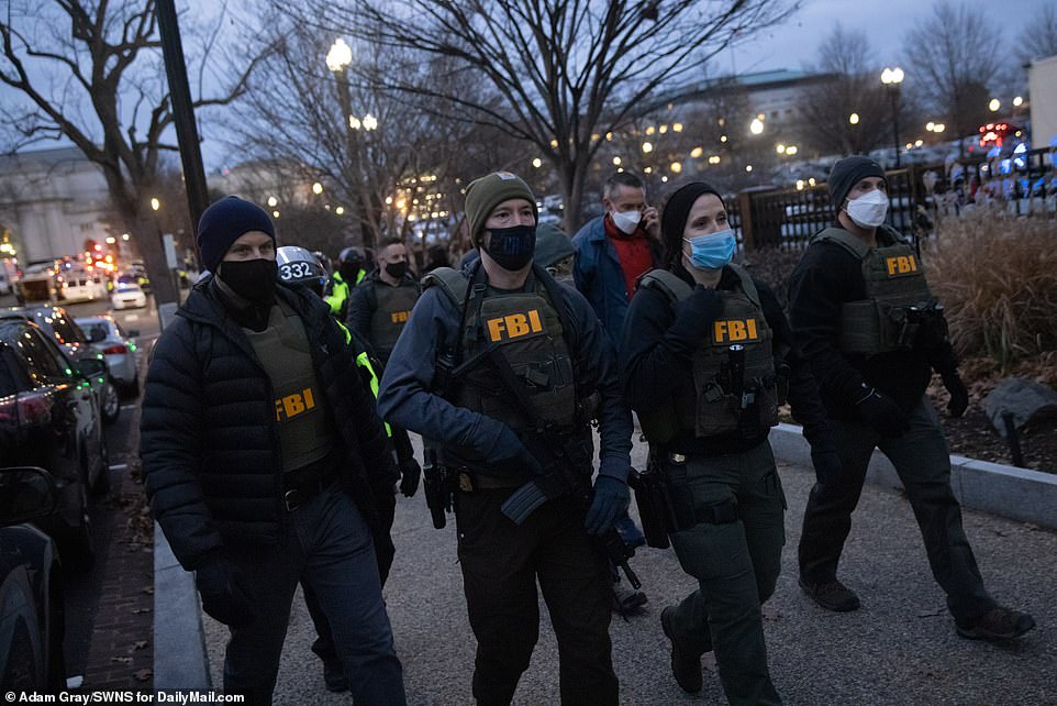 FBI thirrje qytetarëve: Na ndihmoni të identifikojmë ata që sulmuan Kongresin FBI thirrje qytetarëve: Na ndihmoni të identifikojmë ata që sulmuan Kongresin