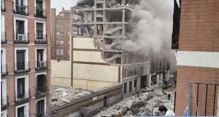 Spanjë, shpërthim i fuqishëm në Madrid, shkatërrohen tre katet e një pallati, të paktën 3 viktima Spanjë, shpërthim i fuqishëm në Madrid, shkatërrohen tre katet e një pallati, të paktën 3 viktima