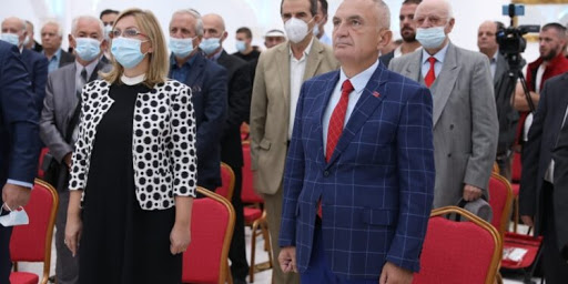 Verë të kuqe dhe produkte zgare, Meta i shkon në “ndihmë” Voltana Ademit në Shkodër për… përmbytjet Verë të kuqe dhe produkte zgare, Meta i shkon në “ndihmë” Voltana Ademit në Shkodër për… përmbytjet