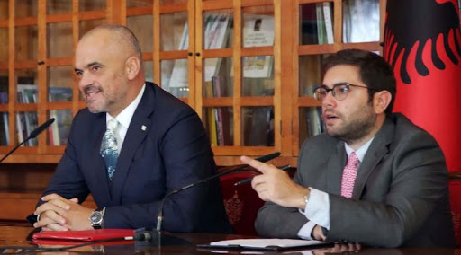 Endri Fuga i përgjigjet Bashës: Fli Lulzim, mos bëj politikë. MV, Mali Zi, Kosova s’kanë siguruar ende asgje, ndërsa Serbia e nisi me vetëm 5 mijë doza!