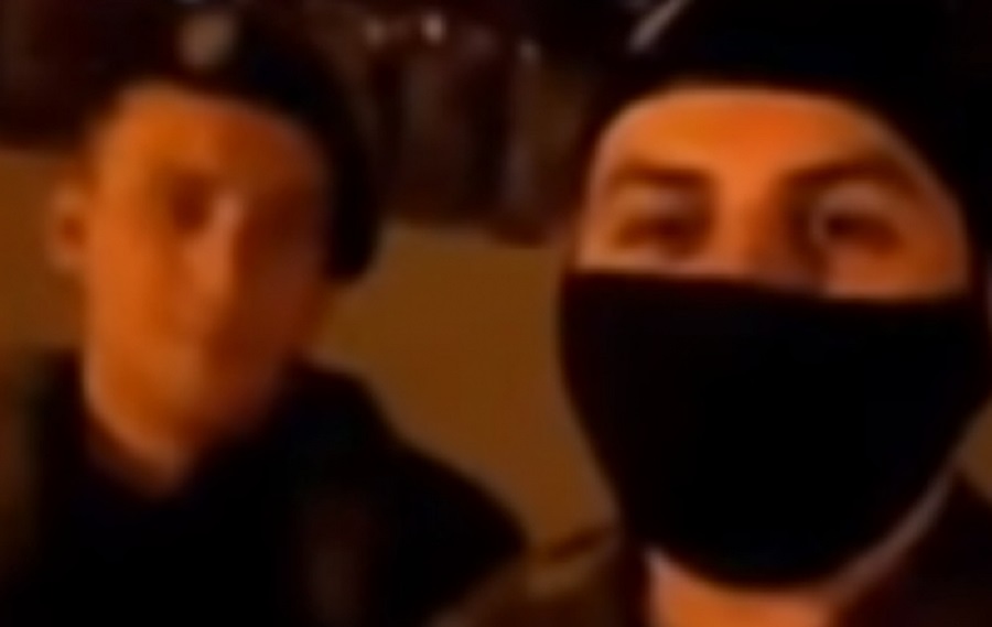 VIDEO/ Çmenden grekët, dy të rinj shqiptarë publikojnë videon ku vënë në rrjesht ushtarët grek