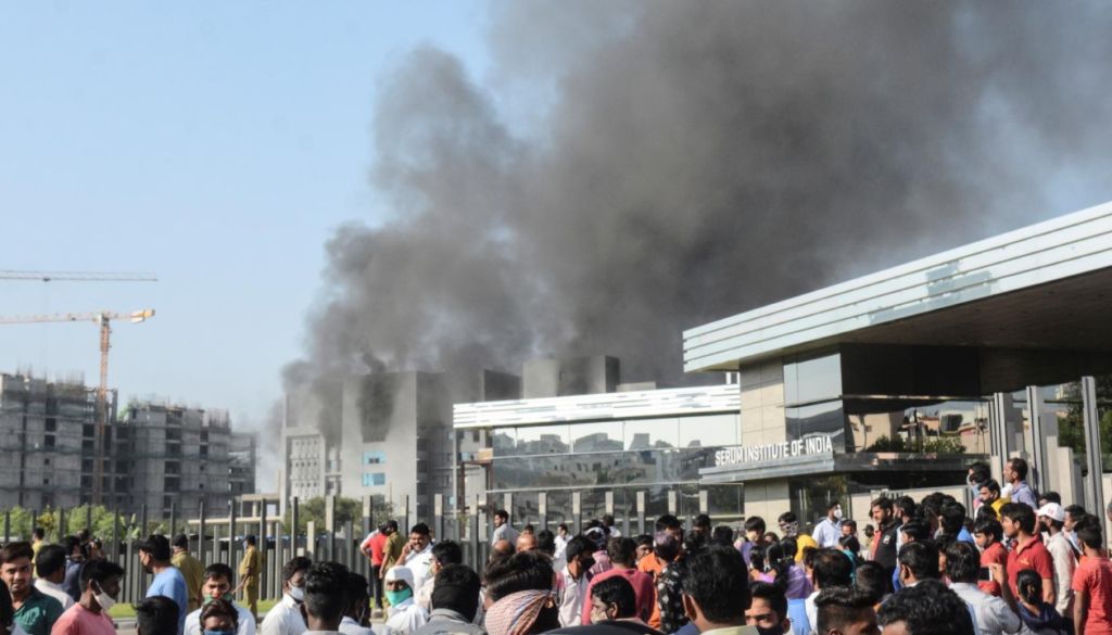 Zjarr në fabrikën më të madhe të prodhimit të vaksinave të koronavirusit Zjarr në fabrikën më të madhe të prodhimit të vaksinave të koronavirusit