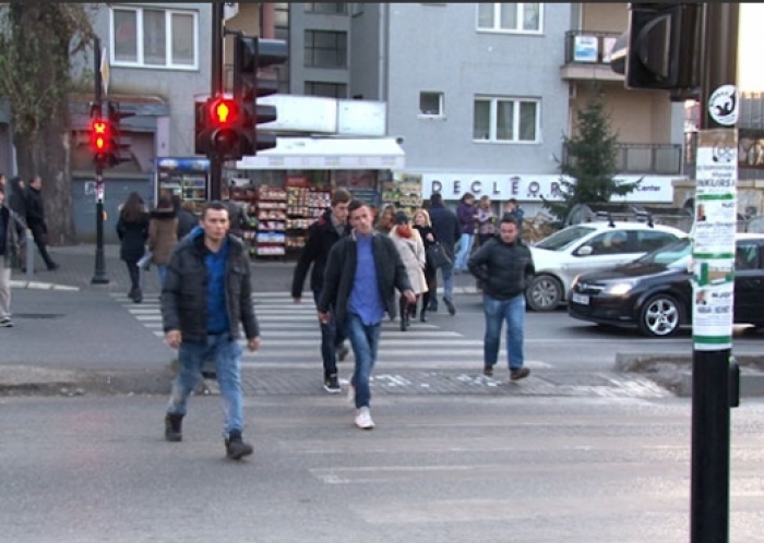 Aksidentet në Tiranë:  Këmbësorët krejtësisht injorant në fushen e qarkullimit në qytet! Nuk e njohin fare sinjalistikën horizontale dhe vertikale