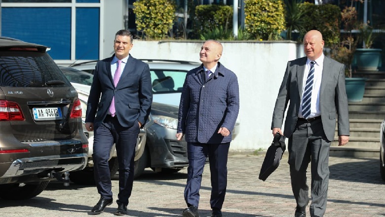 Shurrtore e Metës dhe PD?! SPAK përgjigju: “Thyeja hundët amerikanëve” që japin dekorata pa pyetur Metën personit që po hetoni, Ardian Dvorani Shurrtore e Metës dhe PD?! SPAK përgjigju: “Thyeja hundët amerikanëve” që japin dekorata pa pyetur Metën personit që po hetoni, Ardian Dvorani