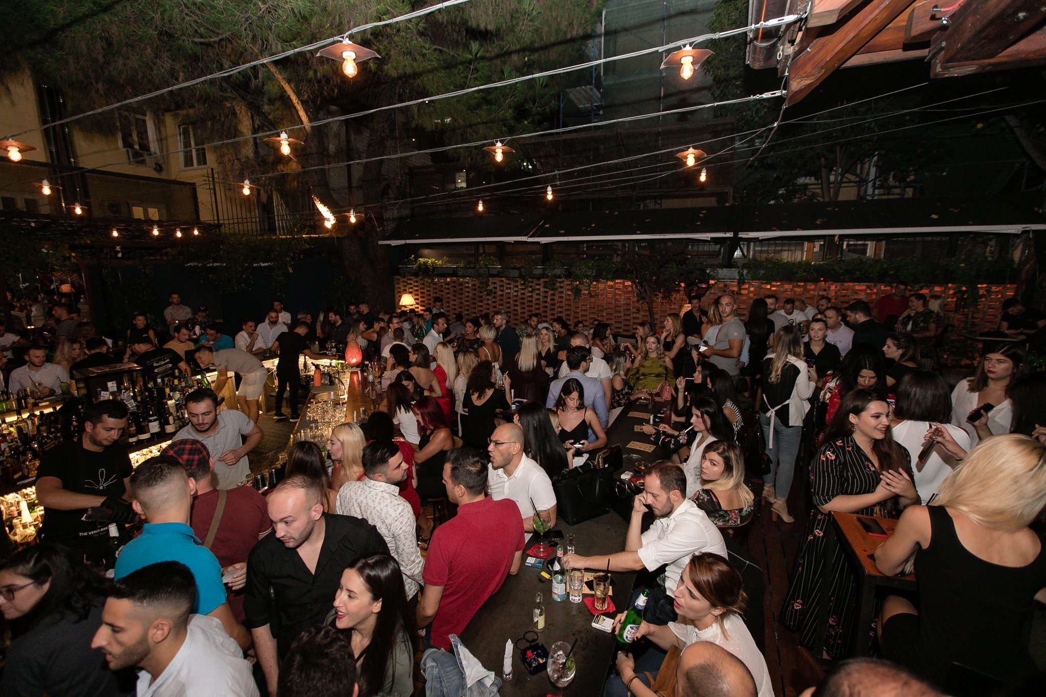 Pandemia, mjekët në alarm: Gjendja është shumë keq! Fajin e kanë të rinjtë që nuk ruhen fare nëpër lokale dhe e dërgojnë infeksionin në familje Pandemia, mjekët në alarm: Gjendja është shumë keq! Fajin e kanë të rinjtë që nuk ruhen fare nëpër lokale dhe e dërgojnë infeksionin në familje