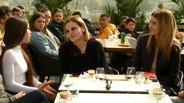 Video/ Studentja e LRI ‘i nxjerr blof’ tezën e papunësisë Kryemadhit live: Jemi të gjithë me nga dy punë! Video/ Studentja e LRI ‘i nxjerr blof’ tezën e papunësisë Kryemadhit live: Jemi të gjithë me nga dy punë!