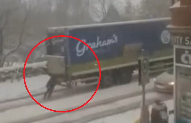 Gruaja bëhet hit në internet, filmohet duke shtyrë kamionin qumështit, shpërblehet nga kompania me… (Video) Gruaja bëhet hit në internet, filmohet duke shtyrë kamionin qumështit, shpërblehet nga kompania me… (Video)