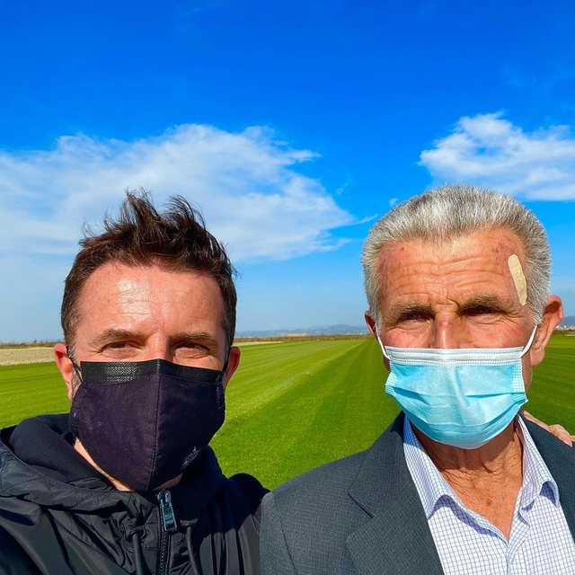 “E pa në Angli 7 vite më parë, tani e bëri në Divjakë”! Erion Braçe publikon historinë e veçantë të gjysh Markut dhe ‘thumbon’ të gjithë ata që rrinë kafeneve “E pa në Angli 7 vite më parë, tani e bëri në Divjakë”! Erion Braçe publikon historinë e veçantë të gjysh Markut dhe ‘thumbon’ të gjithë ata që rrinë kafeneve