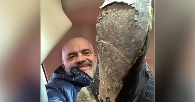 “Vrapi para zgjedhjeve”?! Mediat e huaja jehonë për foton e Ramës me këpucë të grisura: Ja çfarë shkruajnë! “Vrapi para zgjedhjeve”?! Mediat e huaja jehonë për foton e Ramës me këpucë të grisura: Ja çfarë shkruajnë!