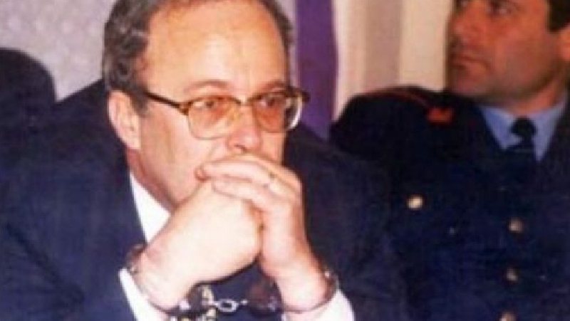 “Ky kot bën sikur lexon libra fetarë se nuk e beson Zotin”! Fatos Nano tregon ngjarjen në qeli mes tij, priftit të dërguar nga Departamenti i Shtetit dhe drejtorit të burgut