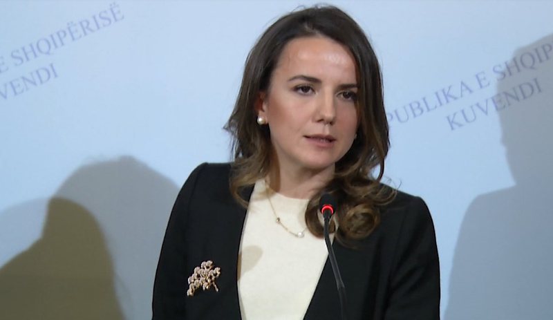 E ‘kryqëzuan’ për foton te tregu në Prrenjas, vjen reagimi i FORTË i Rudina Hajdarit E ‘kryqëzuan’ për foton te tregu në Prrenjas, vjen reagimi i FORTË i Rudina Hajdarit