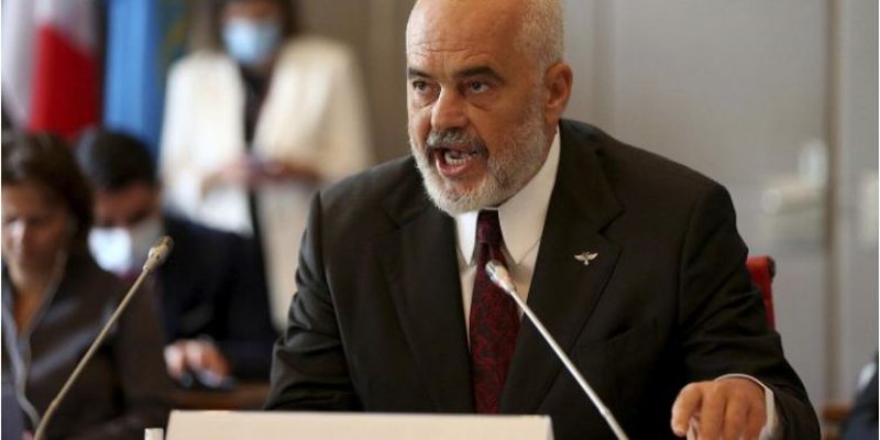 Kryeministri Rama jep mesazhin e fortë, publikon videon që nxjerr blof “çunat kuksianë me dy gishta të Londrës”: Ma kanë bërë copë “librin e shpis” Kryeministri Rama jep mesazhin e fortë, publikon videon që nxjerr blof “çunat kuksianë me dy gishta të Londrës”: Ma kanë bërë copë “librin e shpis”