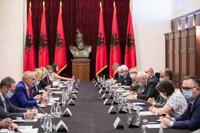 Diplomatët thërrasin njerëzit e LSI dhe u kërkojnë të braktisin Kryemadhin, nis lufta për shkatërrimin e partisë së presidentit Diplomatët thërrasin njerëzit e LSI dhe u kërkojnë të braktisin Kryemadhin, nis lufta për shkatërrimin e partisë së presidentit