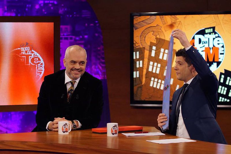 “Unë e kam shumë mik”! Kryeministri Rama flet për gjobitjen e Mamaqit: Gjoba nuk ishte selektive , e meritonte për thyerjen e rregullave anti Covid-19 “Unë e kam shumë mik”! Kryeministri Rama flet për gjobitjen e Mamaqit: Gjoba nuk ishte selektive , e meritonte për thyerjen e rregullave anti Covid-19