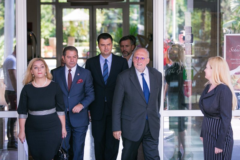 Basha lë në pritje Idrizin, nuk ka marrëveshje përfundimtare me kreun e çamëve, vijojnë negociatat edhe me Mediun Basha lë në pritje Idrizin, nuk ka marrëveshje përfundimtare me kreun e çamëve, vijojnë negociatat edhe me Mediun