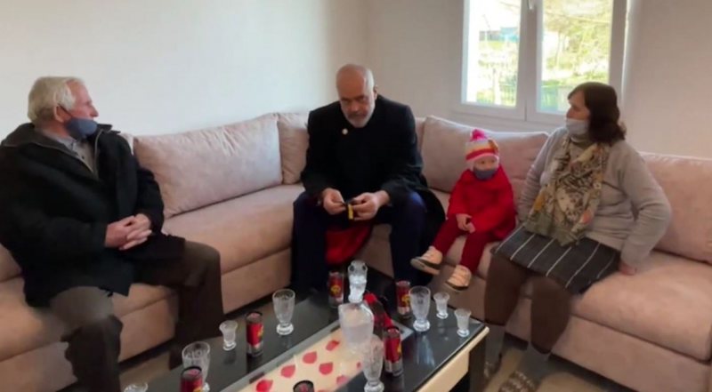 “Kush lehu, mendjen e vetë pëlqeu”! Rama i kërkoi këshilla, i moshuari surprizon kryeministrin me përgjigjen e tij: E ke edhe ti një faj! “Kush lehu, mendjen e vetë pëlqeu”! Rama i kërkoi këshilla, i moshuari surprizon kryeministrin me përgjigjen e tij: E ke edhe ti një faj!