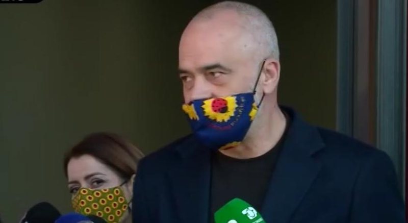 “Pse ishim live”?! Personi që po shoqëronte Ramën harron kamerën hapur: Shikoni se çfarë filmon! (Video) “Pse ishim live”?! Personi që po shoqëronte Ramën harron kamerën hapur: Shikoni se çfarë filmon! (Video)