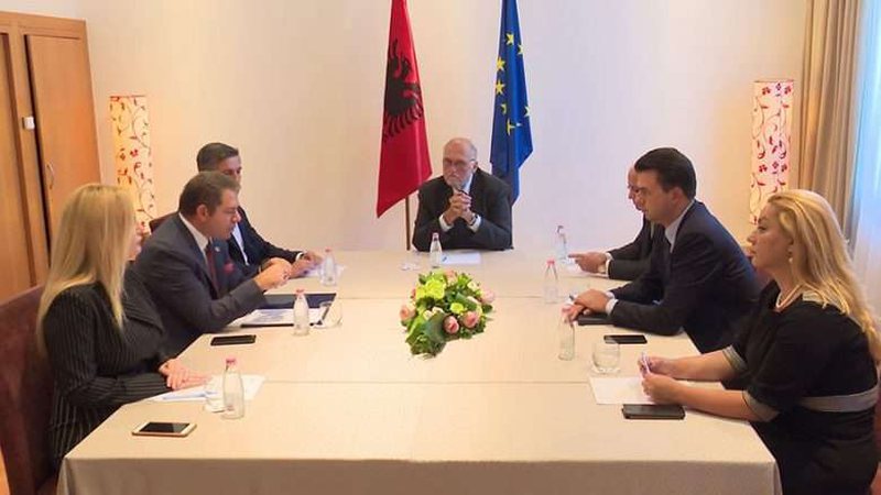 Basha lë në mes të katër rrugëve kreun e çamëve: PDIU drejt shkrirjes! Pas deputetëve i ikin mbështetësit në Peqin dhe Rrogozhinë