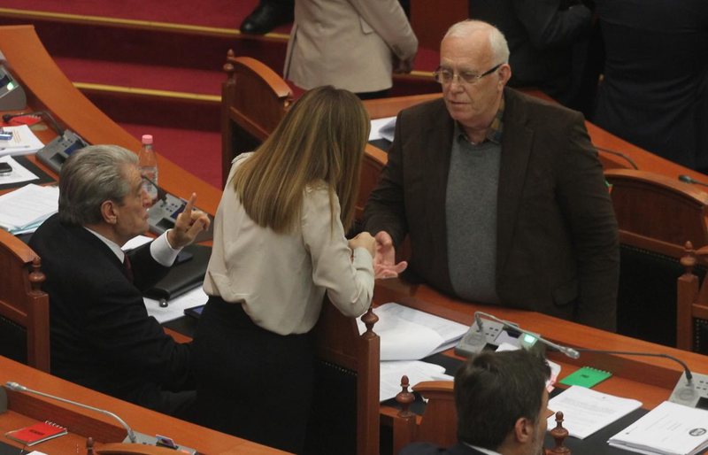 A është edhe kjo një arsye e moskandidimit të Berishës si deputet?! Spartak Braho plas “bombën”: Ka spiunuar në favor të Sigurimit të Shtetit, dosjen e tij e ka Ali Anadolli