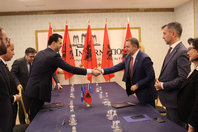 Shpëtim Idrizi histori tradhtish dhe mosmirënjohje ndaj aleatëve: Ja pse Lulzim Basha nuk i zë besë kreut të PDIU Shpëtim Idrizi histori tradhtish dhe mosmirënjohje ndaj aleatëve: Ja pse Lulzim Basha nuk i zë besë kreut të PDIU