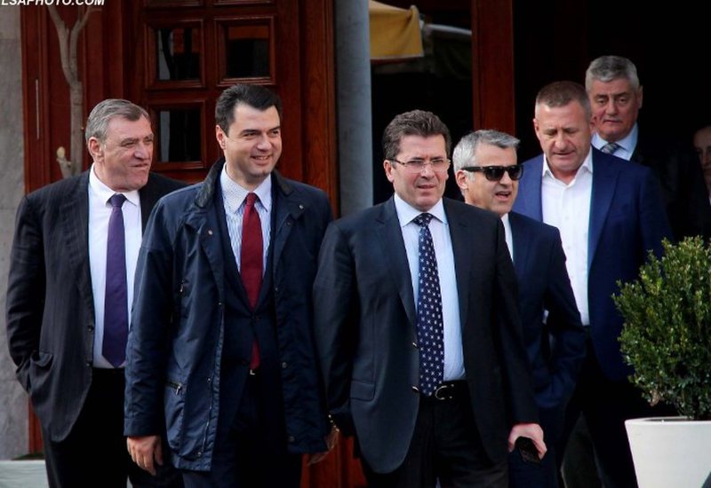 Basha u merr firmën dhe mashtron aleatët: Asnjë premtim për numrin rendor në lista, Idrizi dhe Mediu rrezikojnë shumë në Tiranë Basha u merr firmën dhe mashtron aleatët: Asnjë premtim për numrin rendor në lista, Idrizi dhe Mediu rrezikojnë shumë në Tiranë