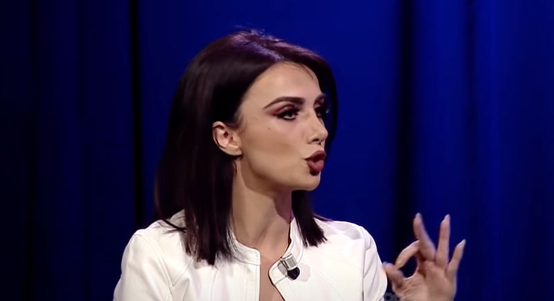 “Ti akuzohesh për im.oralitet, të mbajnë me lekë”! Gazetari nuk i lë gjë pa thënë, shpërthen Xhensila Pere: Të të vijë turp! Unë e pamoralshme, ti je… “Ti akuzohesh për im.oralitet, të mbajnë me lekë”! Gazetari nuk i lë gjë pa thënë, shpërthen Xhensila Pere: Të të vijë turp! Unë e pamoralshme, ti je…