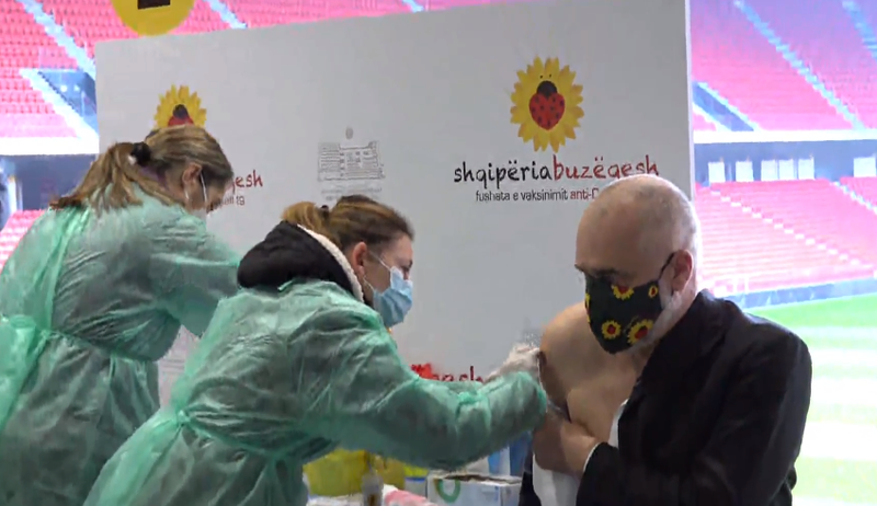 Shqipëria buzëqesh/ Rama dhe mjekët marrin dozën e dytë të vaksinës, kryeministri tregon nëse ka pasur efekte anësore Shqipëria buzëqesh/ Rama dhe mjekët marrin dozën e dytë të vaksinës, kryeministri tregon nëse ka pasur efekte anësore
