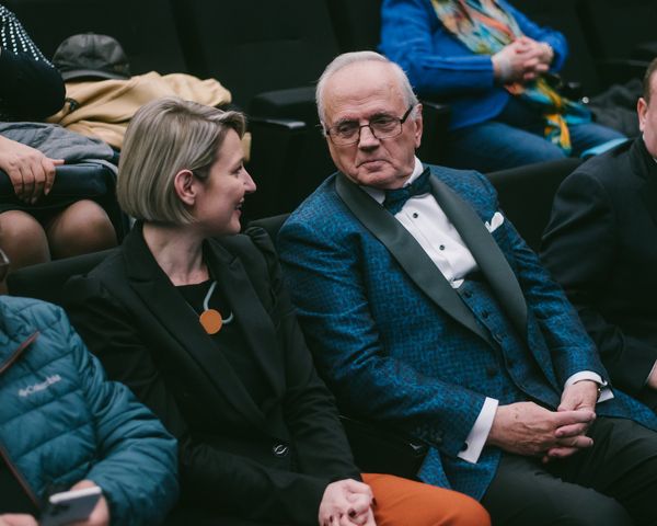 U japim një dorë këngëve për prijësat! “Kush i qan hallet e mia, Ilir Meta, LSI-ja mund të këndohet: “E ç’kuptim do ketë jeta, pa nxjerrë katërqind dekreta Ilir Meta” U japim një dorë këngëve për prijësat! “Kush i qan hallet e mia, Ilir Meta, LSI-ja mund të këndohet: “E ç’kuptim do ketë jeta, pa nxjerrë katërqind dekreta Ilir Meta”