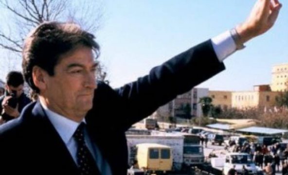 DOKUMENTI: Firma mashtruese piramidale ‘Gjallica’ sponsorizoi PD-në me mijëra dollarë në zgjedhjet e 26 majit 1996 DOKUMENTI: Firma mashtruese piramidale ‘Gjallica’ sponsorizoi PD-në me mijëra dollarë në zgjedhjet e 26 majit 1996