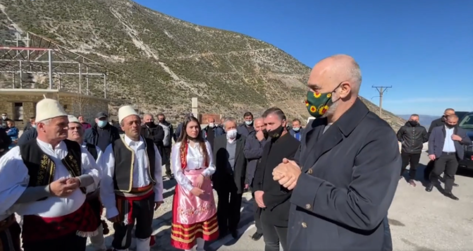 Shqiptarët nuk heqin dorë nga zakoni: “T’u bëftë dita 1000”! Rama pritet me këngë polifonike në Salari të Tepelenës