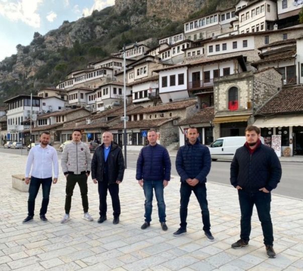 LSI, “gropë” në Berat, presidenti Meta fushatë me kohë të plotë me të rinjtë: Koha për rizgjim LSI, “gropë” në Berat, presidenti Meta fushatë me kohë të plotë me të rinjtë: Koha për rizgjim