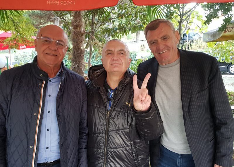 Agron Duka ‘përfshinë’ edhe të vëllanë në fushatë: Me 25 prill do bëjmë gol të gjithë bashkë…e sigurtë autogol! Agron Duka ‘përfshinë’ edhe të vëllanë në fushatë: Me 25 prill do bëjmë gol të gjithë bashkë…e sigurtë autogol!