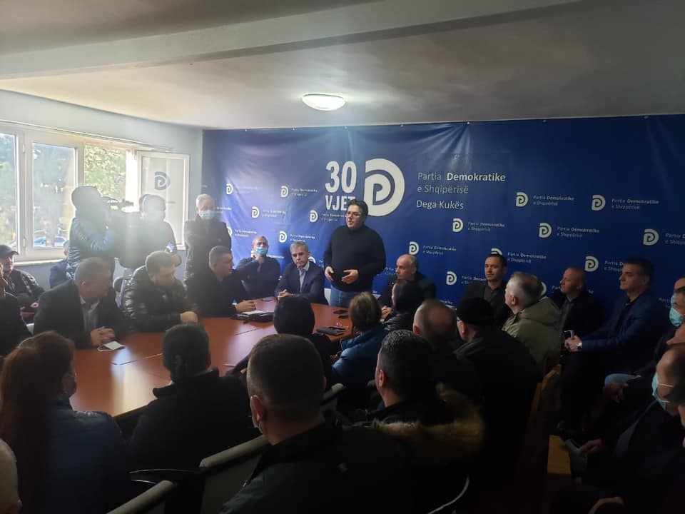 Paloka si “guerrilsat” mbledh 40 veta në një “furrik” në Kukës! Berisha e Meta nga oxhaqet në Lalëz akuzojnë Ramën se Covid është jashtë kontrollit! Paloka si “guerrilsat” mbledh 40 veta në një “furrik” në Kukës! Berisha e Meta nga oxhaqet në Lalëz akuzojnë Ramën se Covid është jashtë kontrollit!