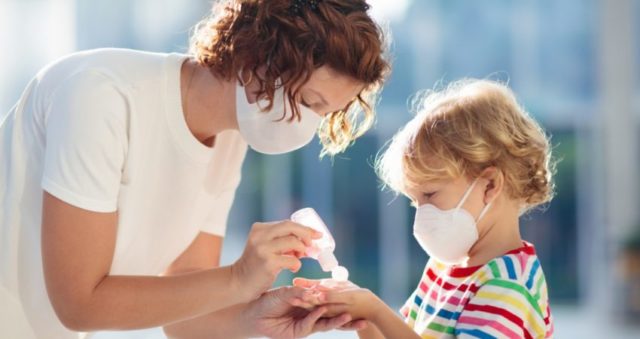 STUDIMI: Nëse i afërmi juaj ka Covid-19, janë të pakta shanset ta transmetojë në familje