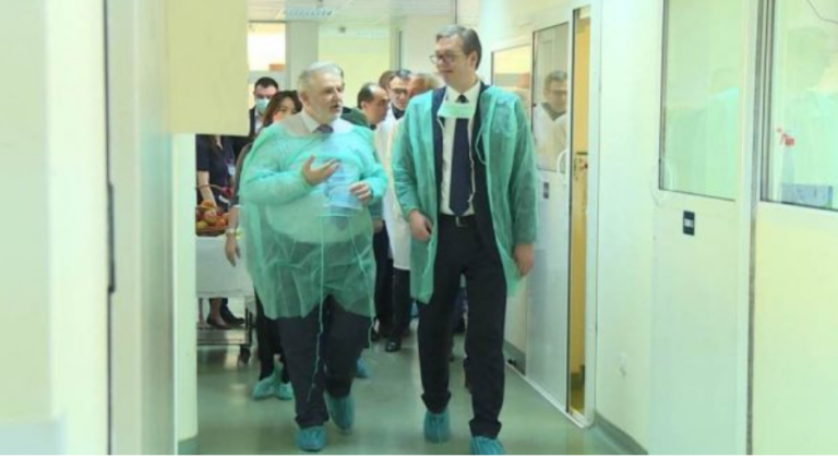 Vuçiç: Vaksinat e Lindjes më shpëtuan nënën nga vdekja, ndaj “s’pyes” për kritikat nga BE! Jemi gati tu dhurojmë Fqinjët tanë duhet të vaksinohen si ne