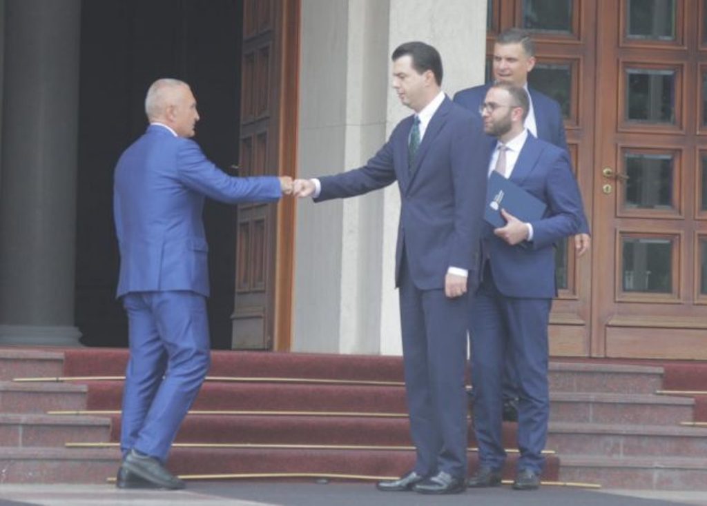 PRAPASKENAT/ PD me sytë nga Ilir Meta: Edhe nëse PS del forcë e parë më 25 prill, të drejtën për të formuar Qeverinë do e ketë Basha PRAPASKENAT/ PD me sytë nga Ilir Meta: Edhe nëse PS del forcë e parë më 25 prill, të drejtën për të formuar Qeverinë do e ketë Basha