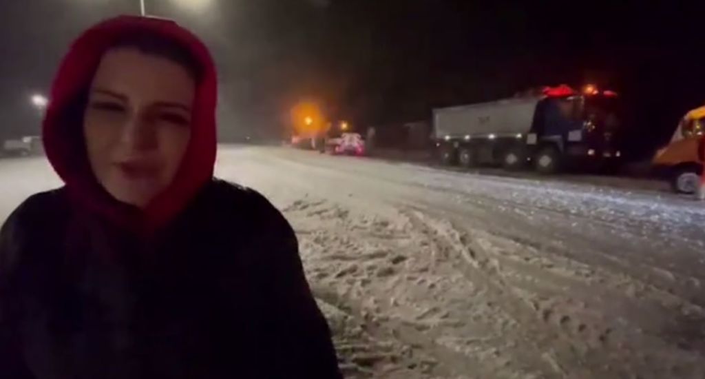 Belinda Balluku del në terren: Situata nga moti, ekstreme. Ndalohet qarkullimi i automjeteve të rënda deri të hënën Belinda Balluku del në terren: Situata nga moti, ekstreme. Ndalohet qarkullimi i automjeteve të rënda deri të hënën