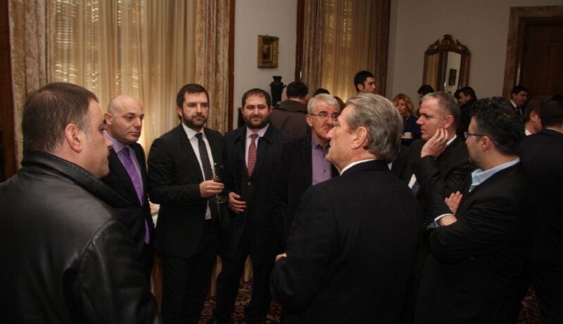 Një pyetje për Fevziun që na do “të mirën”: Përse nuk duhet të humbiste Lulzimi?! Një pyetje për Fevziun që na do “të mirën”: Përse nuk duhet të humbiste Lulzimi?!