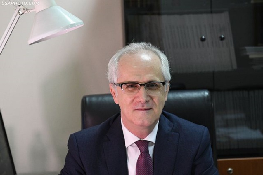 Ardian Dvorani sqaron një herë e mirë përplasjen me Metën: Ai të veprosë si e vlerëson, unë raportet i kam me Kushtetutën Ardian Dvorani sqaron një herë e mirë përplasjen me Metën: Ai të veprosë si e vlerëson, unë raportet i kam me Kushtetutën