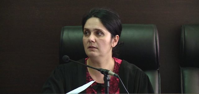 Arrestimi i gjyqtares, babai: Ajo e la në burg djalin e deputetit se i takonte. Si mund të thuash do ti gadasim këto punë Arrestimi i gjyqtares, babai: Ajo e la në burg djalin e deputetit se i takonte. Si mund të thuash do ti gadasim këto punë