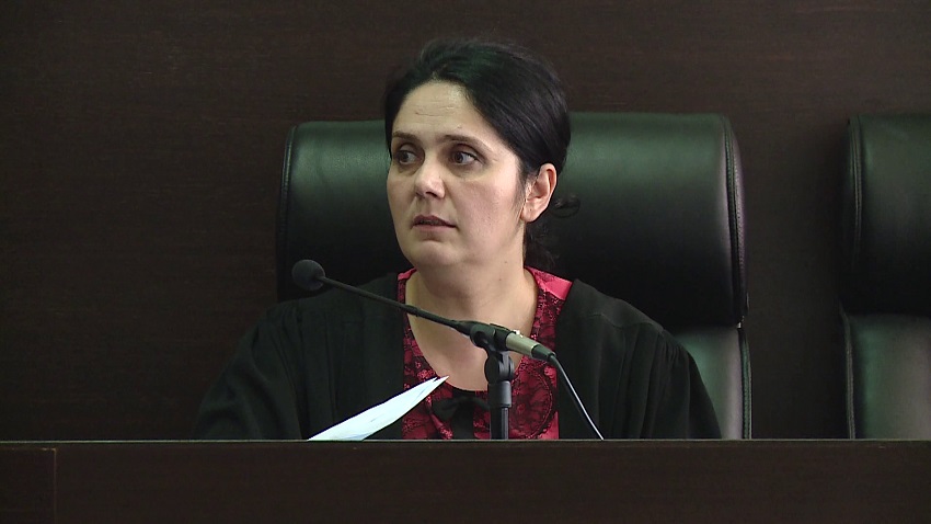 SPAK zbarkon në Gjykatën e Krujës, arrestohet gjyqtarja Enkelejda Hoxha e dhjetra zyrtarë SPAK zbarkon në Gjykatën e Krujës, arrestohet gjyqtarja Enkelejda Hoxha e dhjetra zyrtarë