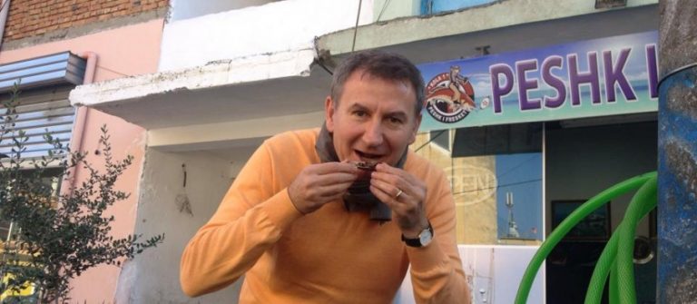 Basha lë servilët me gisht në gojë Basha lë servilët me gisht në gojë