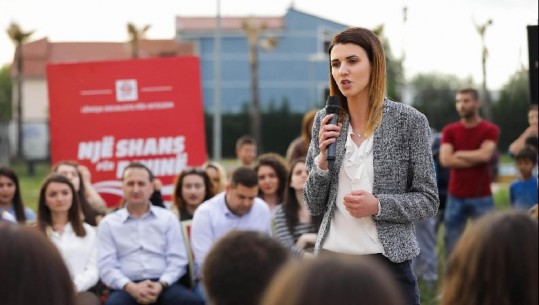 FAKTI/ E vërteta e studentes së “shkëlqyer” të Kryemadhit, Floida Kërpaçi, e ka përfunduar universitetin me notën 5 por ka pasur dhe një 10-të FAKTI/ E vërteta e studentes së “shkëlqyer” të Kryemadhit, Floida Kërpaçi, e ka përfunduar universitetin me notën 5 por ka pasur dhe një 10-të