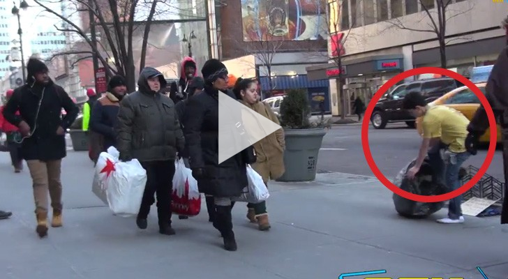 VIDEO/ Ata që nuk kanë problemin e tij nuk i hedhin sytë! Djaloshi po ngrinte në rrugë i zhveshur: Pas 2 orësh shfaqet “njeriu i vërtet”…hallexhi si puna e tij VIDEO/ Ata që nuk kanë problemin e tij nuk i hedhin sytë! Djaloshi po ngrinte në rrugë i zhveshur: Pas 2 orësh shfaqet “njeriu i vërtet”…hallexhi si puna e tij