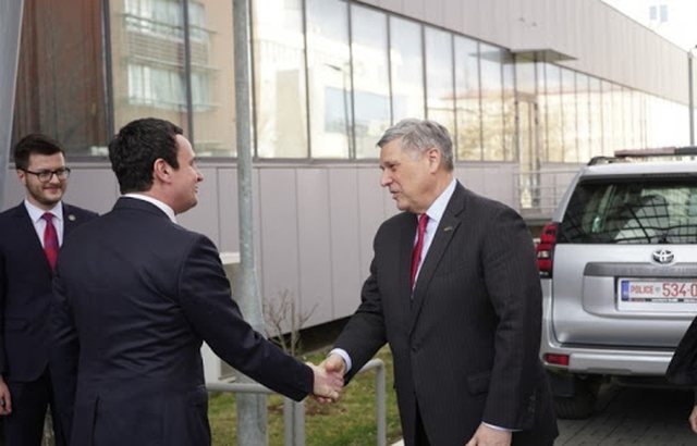 Ambasadori amerikan paralajmëron Hardinajn dhe Kurtin: Vizioni i Shteteve të Bashkuara për Ballkanin nuk është Shqipëria e Madhe