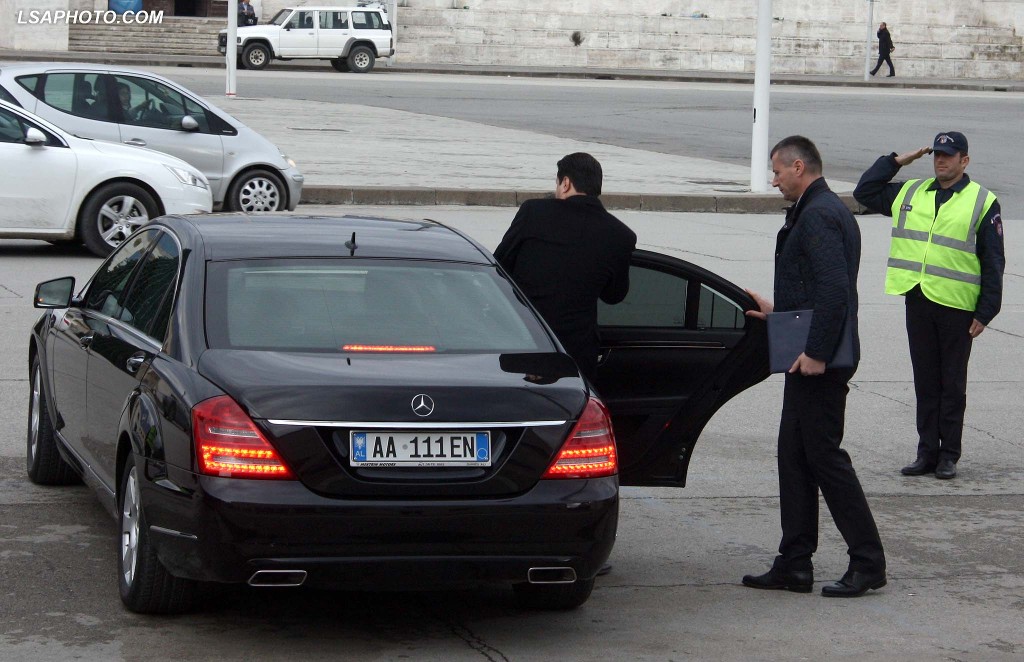 Drafti i ri në Kuvend: Qeveria u heq mbrojtjen me ligj nga Garda ministrave, Kreut të KQZ, Guvernatorit, Kreut të KLSH dhe Luli dhe “lulave” që do vijnë Drafti i ri në Kuvend: Qeveria u heq mbrojtjen me ligj nga Garda ministrave, Kreut të KQZ, Guvernatorit, Kreut të KLSH dhe Luli dhe “lulave” që do vijnë