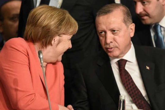 Takim “kokë më kokë”: Merkel dhe Erdogan për krizën në Mesdhe Takim “kokë më kokë”: Merkel dhe Erdogan për krizën në Mesdhe