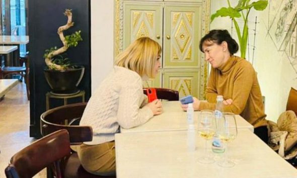 Monika firmos me Bashën marrëveshjen në tavolinë! Monika firmos me Bashën marrëveshjen në tavolinë!