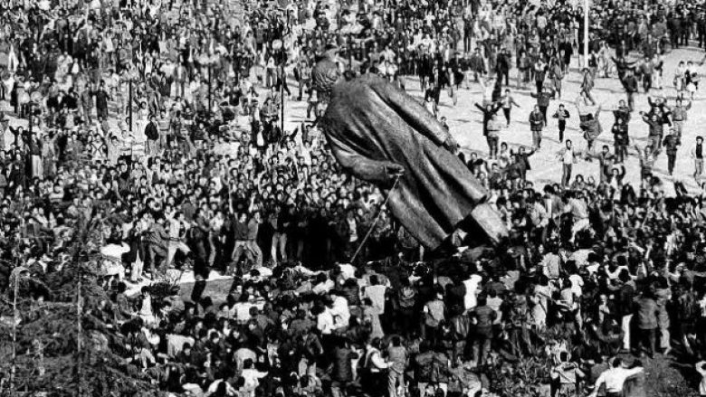 Isuf Kalo rrëfen prapaskenat e rrëzimit të monumentit të Enverit: Krisja e Ramizit me Nexhmijen