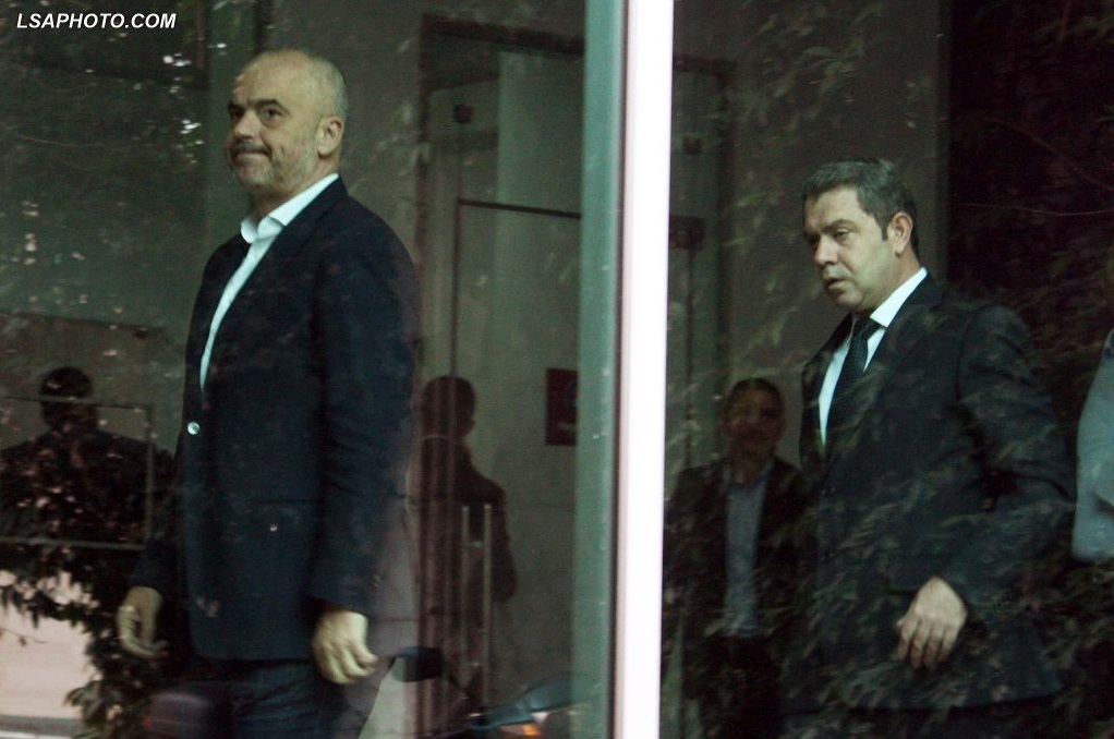 Trimërohet Idrizi dhe i bënë presion Ramës: Lidh gjuhën o kone e Greqisë, se po më detyron ta zgjidh unë, e ne njihemi mirë bashkë Trimërohet Idrizi dhe i bënë presion Ramës: Lidh gjuhën o kone e Greqisë, se po më detyron ta zgjidh unë, e ne njihemi mirë bashkë